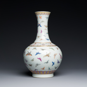 Vase de forme bouteille en porcelaine de Chine famille rose à décor de papillons, marque et époque de Guangxu