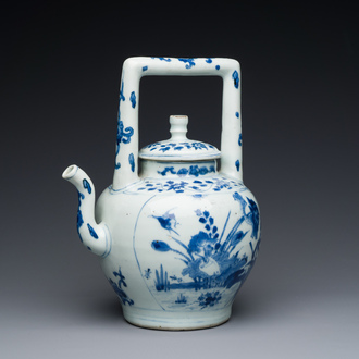 Grande verseuse à vin couverte en porcelaine de Chine en bleu et blanc à décor d'une grue et de lotus, époque Transition