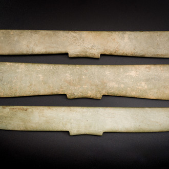 Drie Chinese archaïsche hangers in verkalkte jade, wellicht Liangzhu cultuur