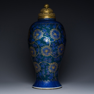 Een Chinese poederblauwe vaas met verguld lotusdecor en verguld deksel, Kangxi