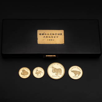 Quatre monnaies en or commémorant les découvertes archéologiques de l'âge du bronze chinois, datées 1981