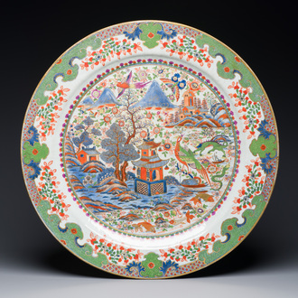 Très grand plat en porcelaine de Chine en bleu et blanc surdécoré en Angleterre à décor d'animaux mythiques, Qianlong