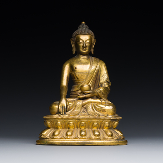 Een Sino-Tibetaanse vergulde bronzen 'genezende Boeddha' of 'Bhaishajyaguru', 16e eeuw
