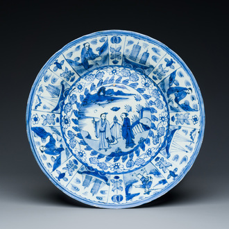 Rare plat en porcelaine de Chine de type Kraak en bleu et blanc aux navires portugais sur le bord, Wanli