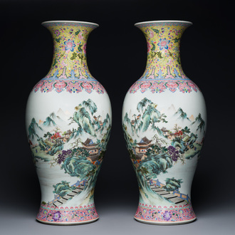 Paire de vases en porcelaine de Chine famille rose à décor de paysages raffinés, marque de Qianlong, 20ème