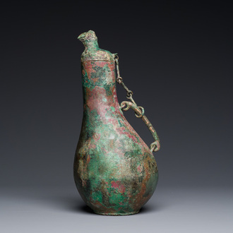Rare vase couvert archaïque en forme de gourde en bronze, 'hu', Chine, Zhou de l'Est