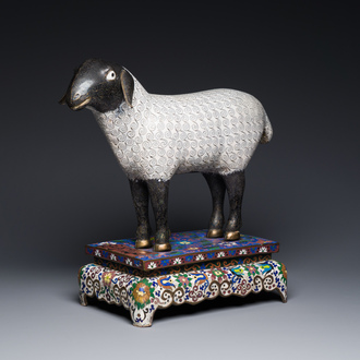 Modèle d'un mouton debout en émaux cloisonnés sur socle de forme rectangulaire à inscription arabe, Chine, Qing