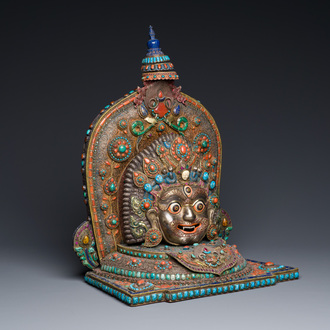 Grand masque de 'Bhairava' en argent filigrané et incrusté de pierres semi-précieuses, Tibet ou Népal, 19ème