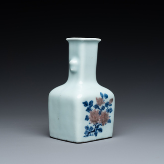 Petit vase de forme bouteille en porcelaine de Chine en bleu, blanc et rouge de cuivre à fond celadon, marque et époque de Qianlong