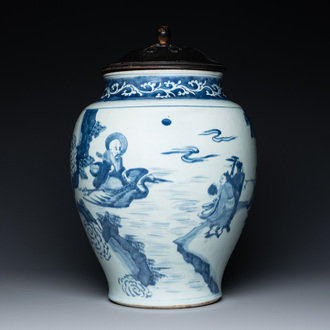 Grand vase en porcelaine de Chine en bleu et blanc à décor d'immortels, époque Transition