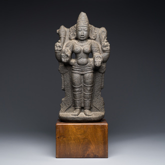 Een stenen sculptuur van Lakshmi, India, 13/15e eeuw