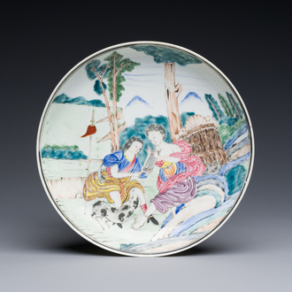 Een Chinees famille rose exportporseleinen bord met mythologisch decor, Yongzheng/Qianlong