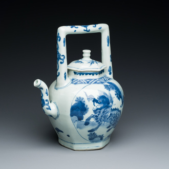Verseuse à vin couverte en porcelaine de Chine en bleu et blanc à décor de qilins, époque Transition