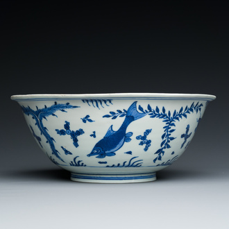 Een Chinese blauw-witte kom met karpers, Chenghua merk, Kangxi