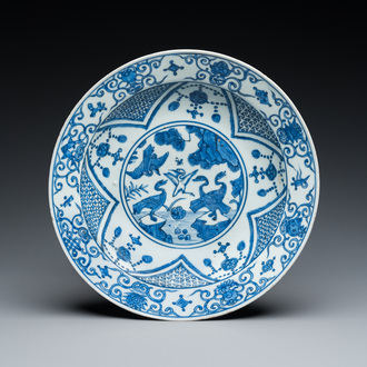 Een Chinese blauw-witte schotel met kraanvogels, Fu Gui Jia Qi 富貴佳器 merk, Jiajing/Wanli