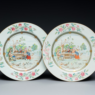 Paire d'assiettes en porcelaine de Chine famille rose à décor de paysans jouant aux cartes d'après David Teniers II, Qianlong