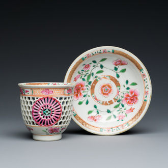 Tasse et soucoupe en porcelaine de Chine famille rose ajourées et à double parois, Yongzheng/Qianlong