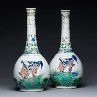 Paire de grands vases en porcelaine de Chine famille verte à décor d'animaux mythiques, Kangxi
