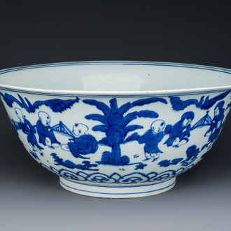 Grand et rare bol en porcelaine de Chine en bleu et blanc à décor des '100 garçons', marque et époque de Jiajing