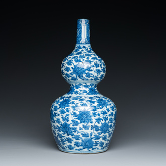Vase de forme double gourde en porcelaine de Chine en bleu et blanc à décor de rinceaux de lotus, Jiajing/Wanli