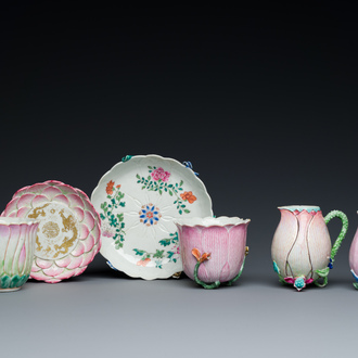 Deux verseuses et deux tasses et soucoupes en porcelaine de Chine famille rose à décor de lotus, Yongzheng