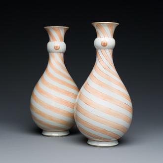 Een zeldzaam paar Chinese flesvormige vazen met ijzerrood decor in de stijl van Venetiaans glas, Kangxi