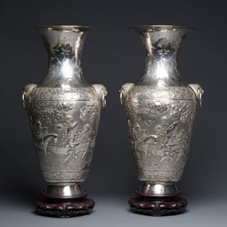 Een paar Chinese zilveren vazen met decor van 'Guo Ziyi's verjaardag', Qingyun 慶雲 merk, 19e eeuw