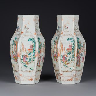 Paire de vases de forme hexagonale en porcelaine de Chine famille rose à sujet mandarin, Qianlong