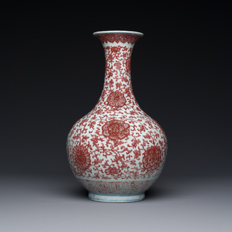 Een Chinese koperrode flesvormige vaas met florale slingers, Qianlong