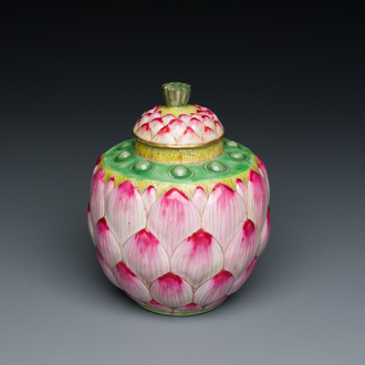 Een Chinees famille rose lotusvormig dekselvaasje, Qianlong merk en mogelijk periode