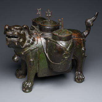Een grote Chinese bronzen 'touhu' of pijlenvaas in de vorm van een leeuw, Ming