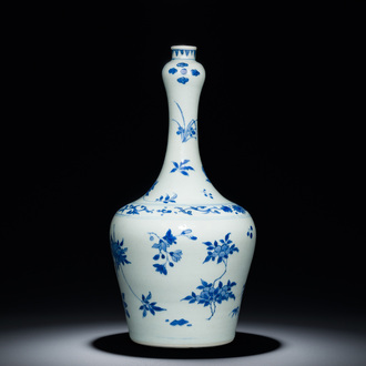 Vase de forme bouteille en porcelaine de Chine en bleu et blanc aux décors floraux, époque Transition