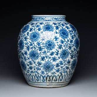 Pot en porcelaine de Chine en bleu et blanc à décor de rinceaux de lotus, Ming