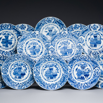 Douze plats en porcelaine de Chine en bleu et blanc à décor d'antiquités, Kangxi