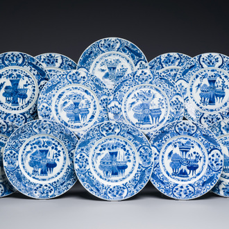 Twaalf Chinese blauw-witte schotels met decor van antiquiteiten, Kangxi