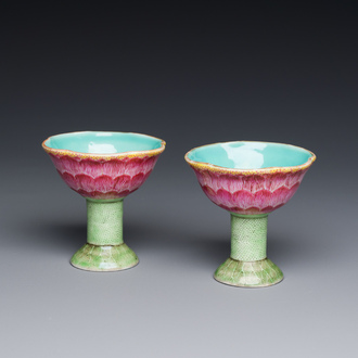 Paire de bols sur piédouche en forme de lotus en porcelaine de Chine famille rose, Yongzheng