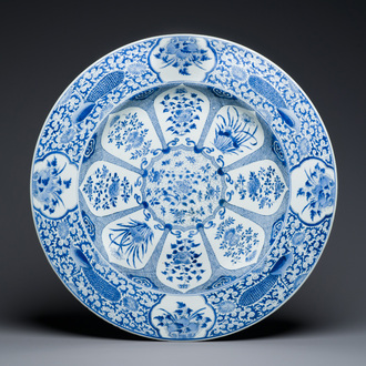Très grand plat en porcelaine de Chine en bleu et blanc à décor de paons, Kangxi