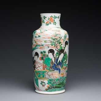 Vase de forme rouleau en porcelaine de Chine famille verte à décor de femmes autour d'une table de lettré, Kangxi