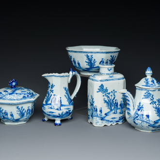 Partie de service à thé de cinq pièces en faïence de Delft en bleu et blanc, 18ème