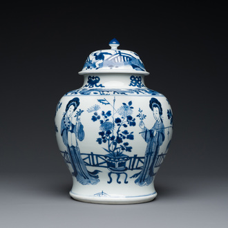 Vase couvert en porcelaine de Chine en bleu et blanc à décor de dames dans un jardin, marque de Chenghua, Kangxi