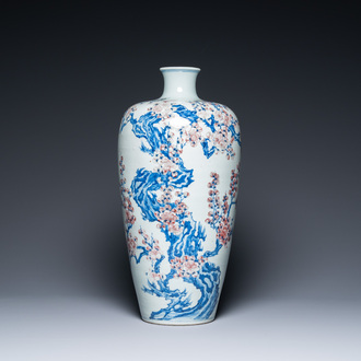 Important vase de forme 'meiping' en porcelaine de Chine en bleu, blanc et rouge de cuivre à décor de prunus, 18ème