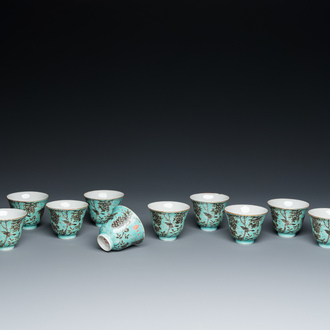 Douze tasses à vin de type Dayazhai en porcelaine de Chine à décor en grisaille sur fond turquoise, marque Yong Qing Cang Chun 永慶長春, Guangxu