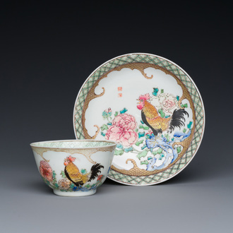 Très rare tasse et soucoupe en porcelaine de Chine famille rose semi-coquille d'oeuf à décor de coqs, sceau de Baiyun Shanren 白雲山人, Yongzheng