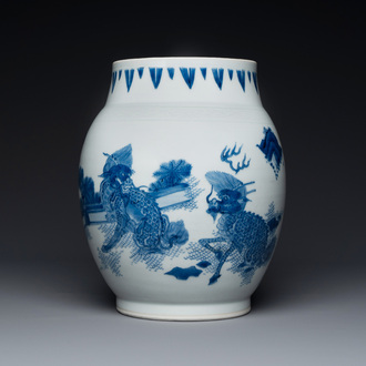 Vase en porcelaine de Chine en bleu et blanc à décor de qilins, époque Transition