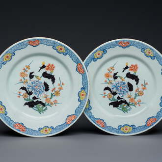 Een paar polychrome Delftse borden met floraal chinoiserie decor met zwarte accenten, 18e eeuw