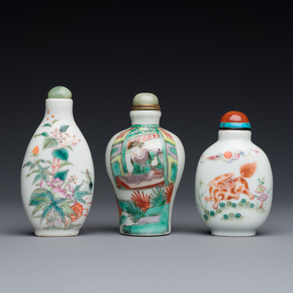 Trois tabatières en porcelaine de Chine famille rose et verte, 19ème