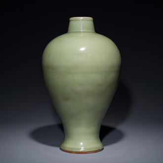 Vase de type 'meiping' en porcelaine de Chine céladon de Longquan, Ming