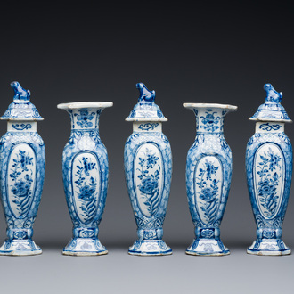 Petite garniture de cinq vases en faïence de Delft en bleu et blanc, 18ème