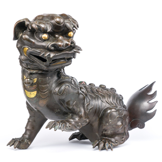 Rare brûle-parfum en forme de lion en bronze incrusté, Chine, Ming