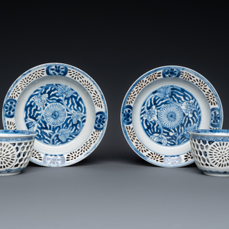 Paire de tasses et soucoupes ajourées et à double parois en porcelaine de Chine en bleu et blanc, Kangxi